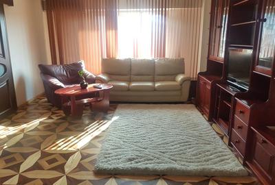 Apartament cu 3 camere semidecomandat, mobilat în Decebal