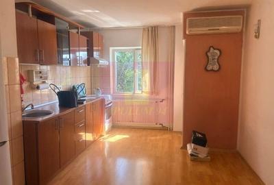 Apartament cu 3 camere decomandat în Drumul Sării