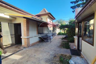 Casă individuală cu 6 camere în Central