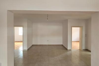 Casă individuală cu 8 camere în Central