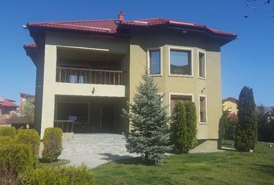 Casă individuală cu 10 camere în Roșu