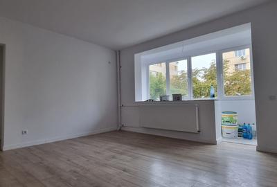 Apartament cu 3 camere semidecomandat în Doamna Ghica