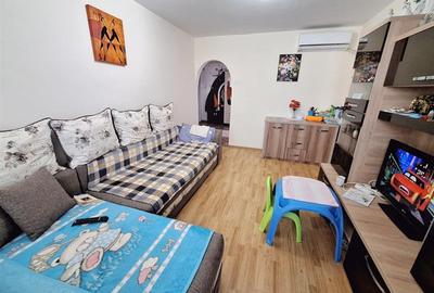 Apartament cu 3 camere semidecomandat, mobilat în Milcov