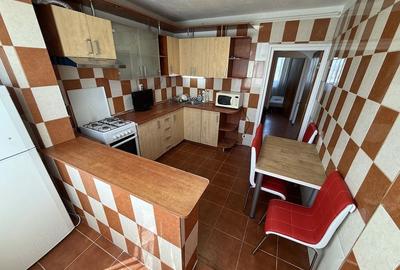 Apartament cu 3 camere semidecomandat în Apusului