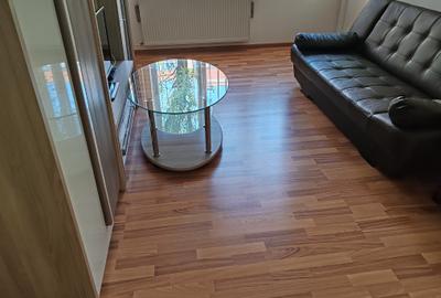 Apartament cu 3 camere semidecomandat, mobilat în Centrul Civic