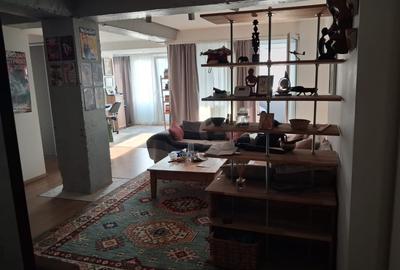 Apartament cu 3 camere semidecomandat, mobilat în Central