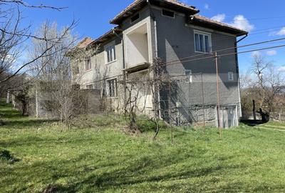 Casă individuală cu 3 camere în Central