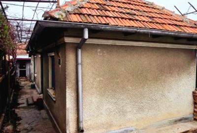 Vând casă bătrânească cu terenul aferent - 1