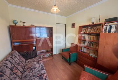 Apartament 2 camere semidecomandat 40 mp utili + balcon 5 mp etaj 2 - 4