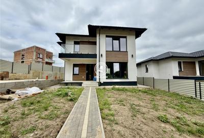 Casă cu 4 camere decomandat în Bârnova