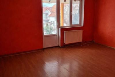 Apartament cu 4 camere și curte comună de vânzare - 3