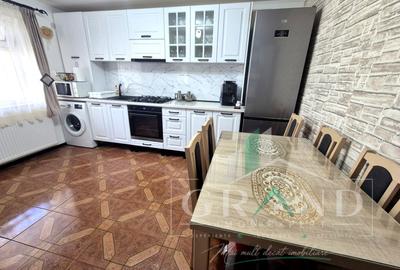 Apartament cu 3 camere semidecomandat, mobilat în Iris
