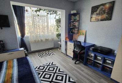 Apartament cu 4 camere semidecomandat în Tătărași