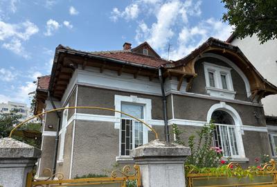 Casă individuală cu 6 camere în Moșilor