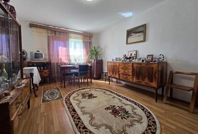 Apartament cu 3 camere decomandat în Nicolina