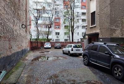 Apartament cu 3 camere decomandat în P-ța Victoriei