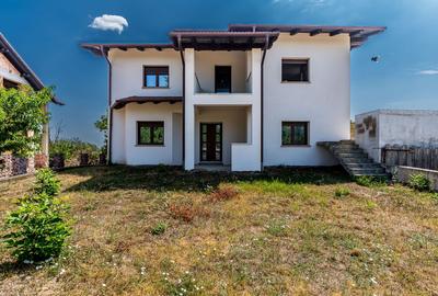 Casă individuală cu 9 camere în Zimandu Nou