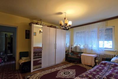 Apartament cu 4 camere semidecomandat, mobilat în Dacia