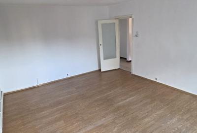 Apartament cu 3 camere, Micro 17,  Bld Independenței - 8