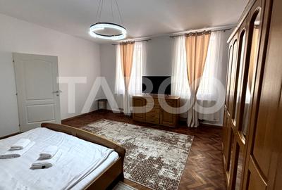 Apartament cu 3 camere semidecomandat, mobilat în Central