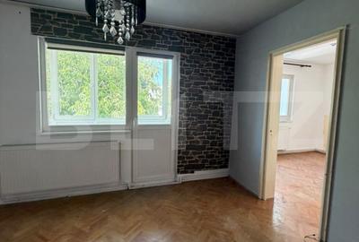 Apartament cu 3 camere semidecomandat în Dâmbu Pietros