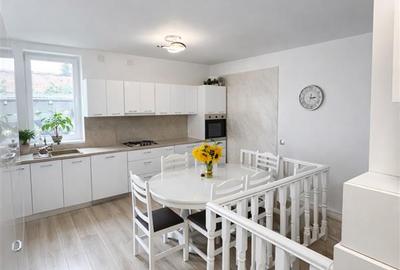 Casa in apreciabil potential,cu terase, curte,gradina echipata,2 pivnite,Str. Ro - 4