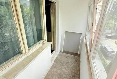 Apartament cu 3 camere semidecomandat în Podu Roș