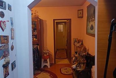 Apartament cu 3 camere semidecomandat, mobilat în Mircea cel Bătrân