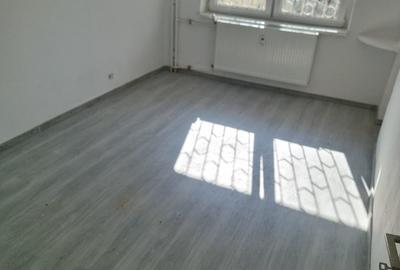 Garsonieră decomandată în Sud