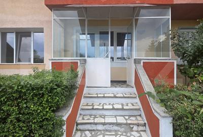 Apartament cu 3 camere decomandat în Craiter