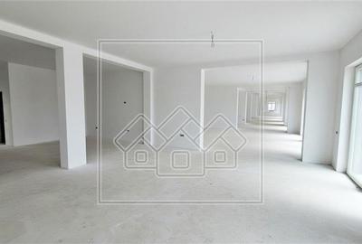 Spațiu comercial, de 620 mp, în Exterior Sud