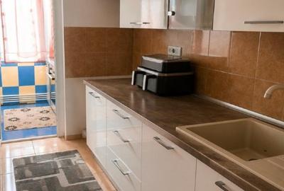 Apartament cu 2 camere decomandat, mobilat în Poarta 6