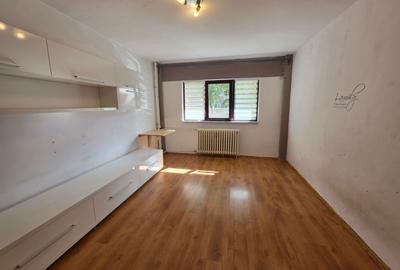 Apartament cu 2 camere decomandat în Titan