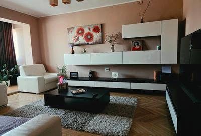 Apartament cu 3 camere decomandat, mobilat în Rogerius