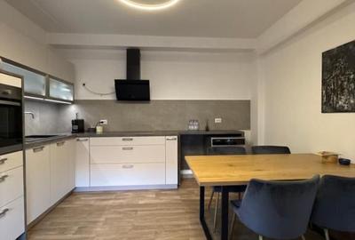 Apartament cu 3 camere semidecomandat, mobilat în Mărăști