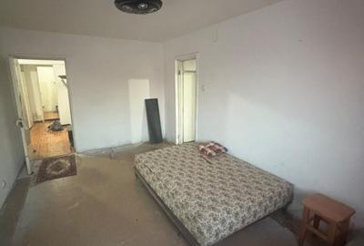 Apartament cu 4 camere semidecomandat în Mărgeanului