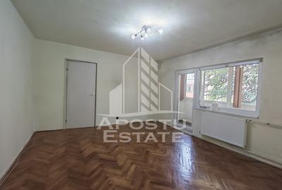 Apartament cu 3 camere semidecomandat în Aradului