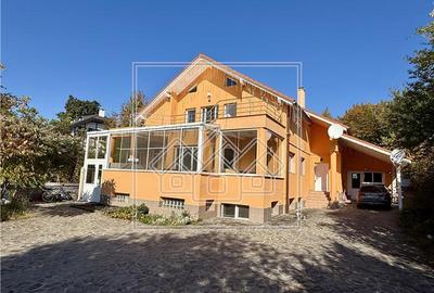 Casă individuală cu 8 camere în Cisnădioara