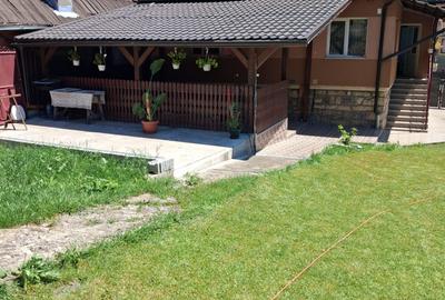 Casă individuală cu 52 camere în Exterior Vest