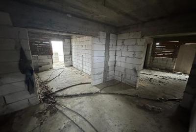 Casa Radulesti, an 1996 ,la rosu, 2.000 mp teren , 310 mp casa - 12