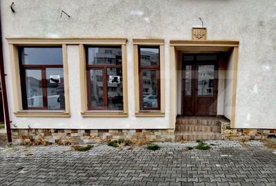 Spațiu comercial, de 65.00 mp, în Central