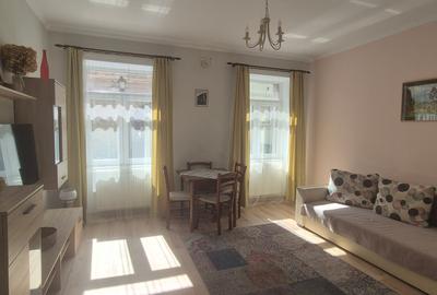 Apartament cu 2 camere decomandat în Centrul Istoric