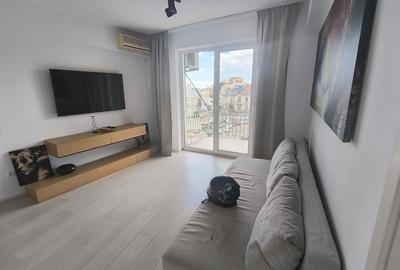 Apartament cu 3 camere semidecomandat, mobilat în P-ța Romană