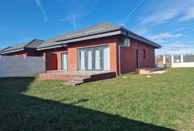 Casă individuală cu 4 camere în Tunari