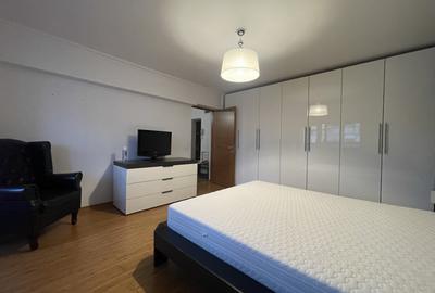 Apartament cu 3 camere semidecomandat, mobilat în Decebal