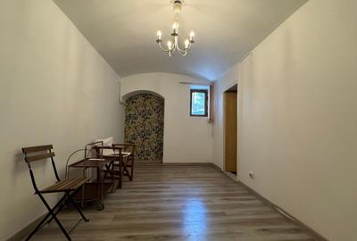 Apartament cu 3 camere semidecomandat în Calea Victoriei