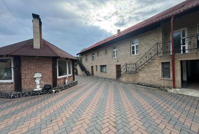 Casă individuală cu 13 camere în Sucevița