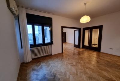 Apartament cu 4 camere circular în Romană