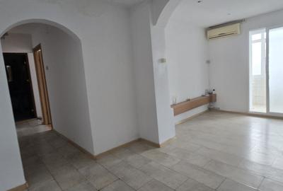 Apartament cu 3 camere decomandat în Micro 6