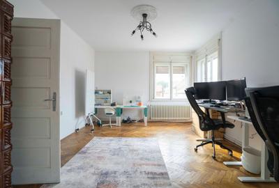 Apartament cu 4 camere decomandat în Central